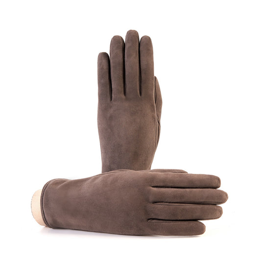 Soft brown suede leather gloves featuring a palm opening and luxurious cashmere lining, embodying Italian elegance and craftsmanship.