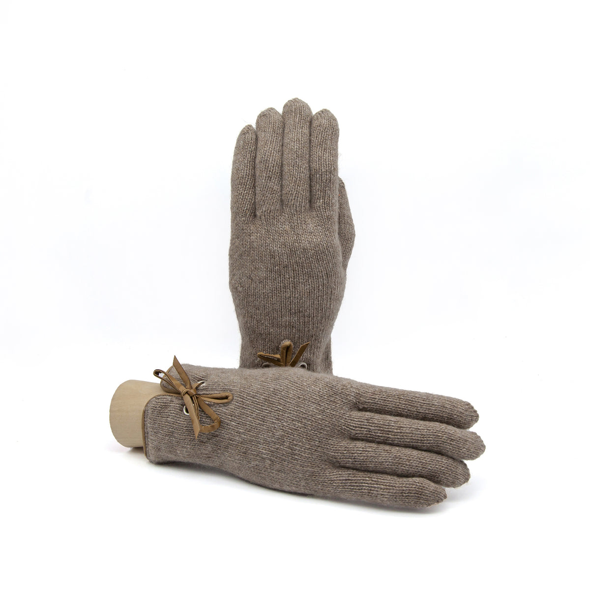Women's cashmere gloves in soft taupe, featuring elegant bow details, showcasing refined Italian craftsmanship and luxurious comfort.