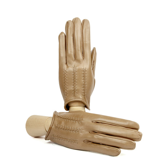 Women's unlined spring gloves in soft beige leather, showcasing elegant stitching and refined Italian craftsmanship.