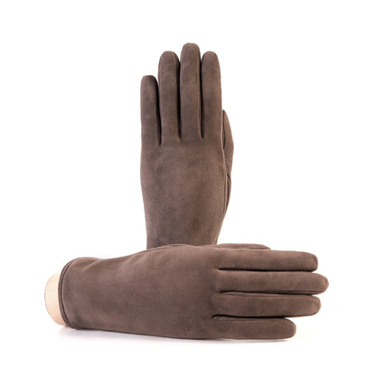Soft brown suede leather gloves featuring a palm opening and luxurious cashmere lining, embodying Italian elegance and craftsmanship.
