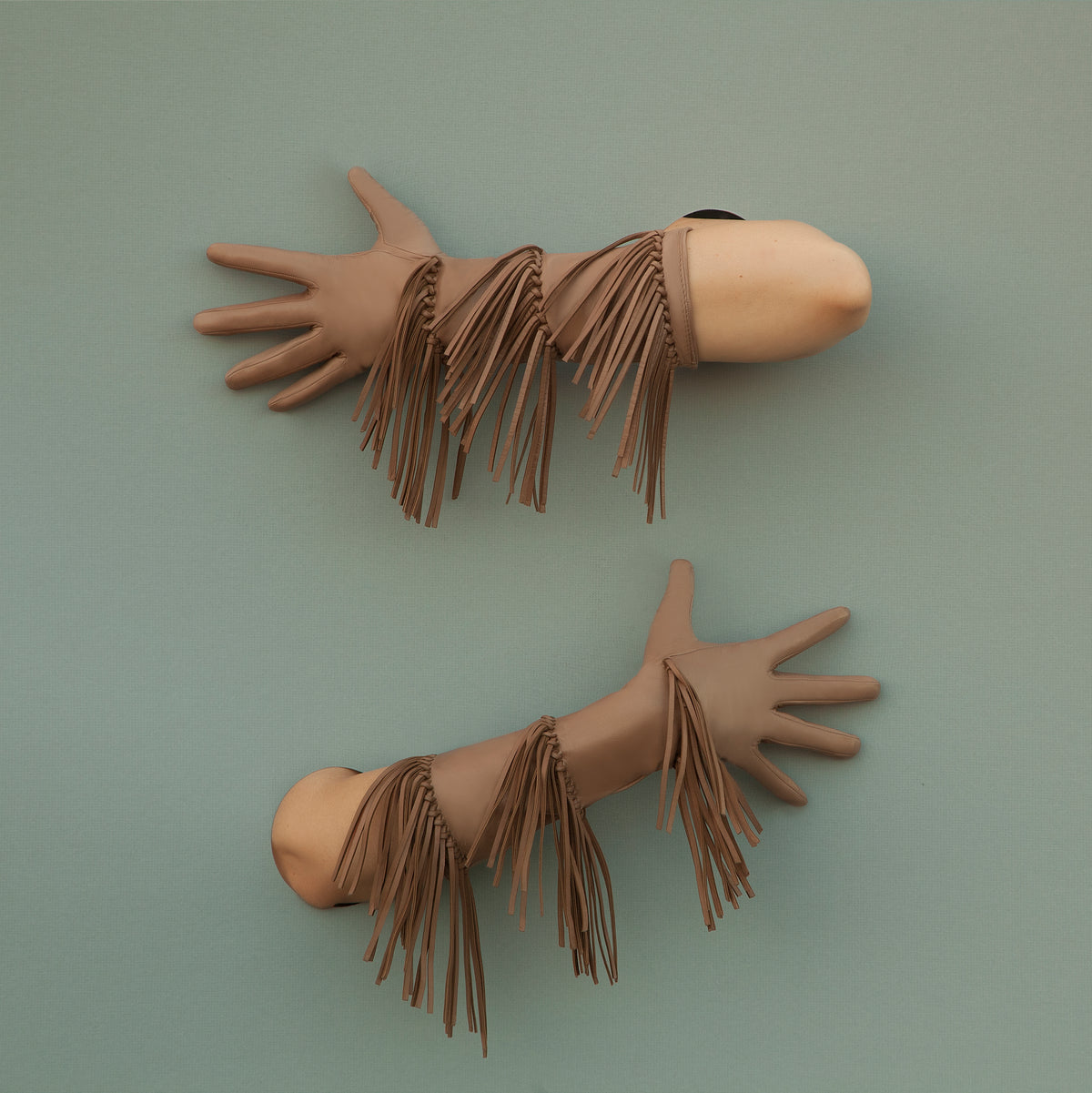Women's leather gloves with fringes in taupe colour silk lined